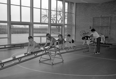 811128 Afbeelding van enkele kinderen in de gymzaal van de Mytylschool (school voor lichamelijk en meervoudig ...